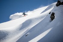 Человек катается на лыжах в порошковом снегу, Гаштайн, Зальцбург, Австрия — стоковое фото