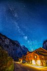 Calle iluminada del pueblo por la noche, Lauterbrunnen Valley, Berna, Suiza - foto de stock