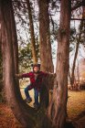 Junge verkleidet als Werwolf zu Halloween auf einen Baum klettern, USA — Stockfoto