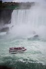 Vista aérea de um barco turístico, Niagara Falls, Canadá — Fotografia de Stock