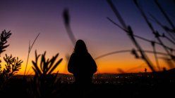 Frau in felsiger Szene bei Sonnenuntergang, Stellenbosch, Westkap, Südafrika — Stockfoto