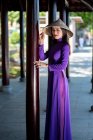 Portrait d'une belle femme portant un costume traditionnel et un chapeau conique, Vietnam — Photo de stock
