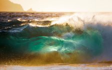 Wellen brechen am Strand, Korsika, Frankreich — Stockfoto