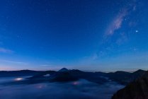 Млечный путь над горой Бромо, Восточная Ява, Индонезия — стоковое фото
