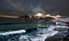 Moody ciel sur le paysage côtier, Lofoten, Nordland, Norvège — Photo de stock