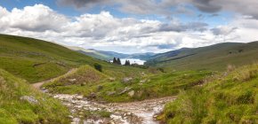 Lac et paysage montagneux, Rob Roy Way, Écosse, Royaume-Uni — Photo de stock