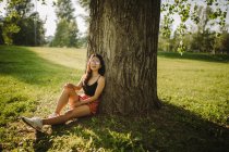 Жінка сидить під деревом у парку (Сербія). — стокове фото