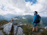 Женщина в спортивной одежде прогулки в красивом горном ландшафте — стоковое фото