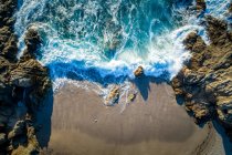 Vue aérienne des vagues qui s'écrasent sur la plage, Calvi, Corse, France — Photo de stock