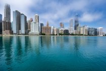 Ohio Street Beach und Stadtsilhouette vom Milton Lee Olive Park, Chicago, Illinois, Vereinigte Staaten — Stockfoto