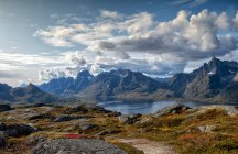 Trollfjord and mountain landscape, Lofoten, Nordland, Noruega - foto de stock