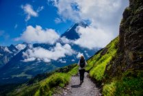 Mujer caminando a lo largo de un sendero alpino, Suiza - foto de stock