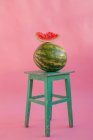 Melancia e uma fatia de melancia em um banco — Fotografia de Stock