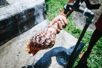 Людина, що промиває ракушку під відкритим краном, Сейшельські острови — стокове фото