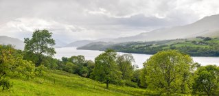 Lago y paisaje de montaña, Rob Roy Way, Escocia, Reino Unido - foto de stock