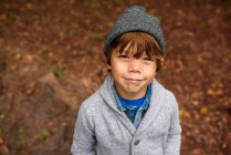Retrato de um menino sorridente usando um chapéu de lã, Estados Unidos — Fotografia de Stock