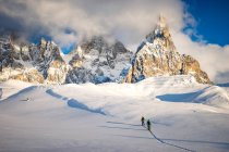 Катание на лыжах по заснеженным горам, Швейцарии, Европе — стоковое фото