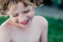 Porträt eines kleinen Jungen, der im Garten lacht — Stockfoto