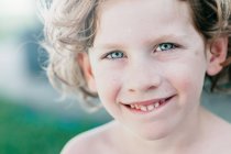 Ritratto di bambino sorridente all'aperto — Foto stock