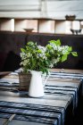 Цветы сирени на обеденном столе — стоковое фото