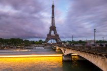 Ейфелева вежа в сутінках (Париж, Франція). — стокове фото