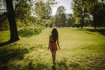 Mädchen spaziert an einem Sommertag im Park, Serbien — Stockfoto