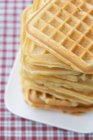 Primo piano di una pila di waffle belgi — Foto stock