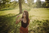Retrato de uma mulher de pé no parque em um dia de verão, Sérvia — Fotografia de Stock