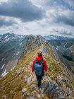 Жінка в спортивному одязі пішохідний в красивому гірському ландшафті — стокове фото