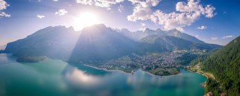 Vista aérea do lago Molveno, Molveno, Trentino, Trento, Itália — Fotografia de Stock