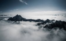 Picos de montaña sobre nubes, Dolomitas, Lienz, Austria - foto de stock