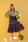 Femme souriante tenant pastèques — Photo de stock