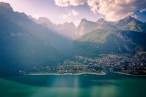 Vista aérea del lago Molveno, Molveno, Trentino, Trento, Italia - foto de stock