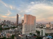 Stadtbild und der Fluss Chao Phraya bei Sonnenuntergang, Bangkok, Thailand — Stockfoto