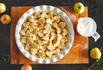 Вид сверху на сырой яблочный пирог, готовый войти в духовку — стоковое фото