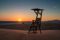 Силуэт башни Lifeguard, Los Lances Beach, Tarifa, Cadiz, Andalusia, Spain — стоковое фото