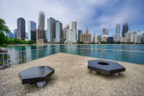 Vistas al horizonte desde Milton Lee Olive Park, Chicago, Illinois, Estados Unidos - foto de stock