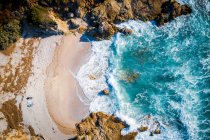 Vue aérienne des vagues qui s'écrasent sur la plage, Calvi, Corse, France — Photo de stock