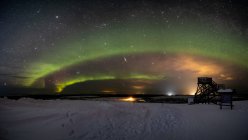 Luces del Norte sobre el paisaje rural, Laponia, Finlandia - foto de stock