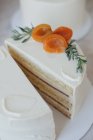 Торт с глазурью и персиками — стоковое фото