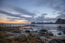 Paisaje costero al atardecer, Lofoten, Nordland, Noruega - foto de stock
