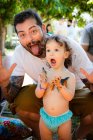 Vater und Tochter malen und ziehen lustige Gesichter — Stockfoto