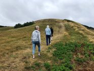 Tre persone che camminano nel paesaggio rurale, Issehoved, Samsoe, Danimarca — Foto stock