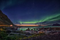 Northern lights over Haukland Beach, Lofoten, Nordland, Noruega — Fotografia de Stock