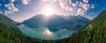 Вид згори на озеро Молвено, Молвено, Трентіно, Тренто, Італія. — стокове фото