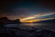 Sol de medianoche, Lofoten, Nordland, Noruega - foto de stock