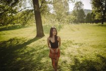 Mädchen steht an einem Sommertag im Park, Serbien — Stockfoto