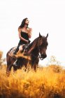 Mujer montar a caballo en un prado, Tailandia - foto de stock