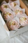 Close-up de uma caixa de cupcakes com decoração de cor dourada — Fotografia de Stock