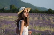 Adolescente de pé em um campo de lavanda, Provence, França — Fotografia de Stock